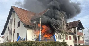 Aus dem betroffenen Gebäude schossen am Sonntagnachmittag Flammen. Aus dem betroffenen Gebäude schossen am Sonntagnachmittag Flammen.
