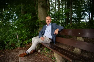 Ein Bänkli am Pfäffiker Waldrand – hierhin zog sich Hanspeter Thoma oft zurück, wenn es im im Dorf zu stressig wurde. Ein Bänkli am Pfäffiker Waldrand – hierhin zog sich Hanspeter Thoma oft zurück, wenn es im im Dorf zu stressig wurde.