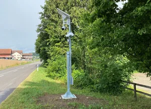 26488646-5 Bis zum kommenden Winter sollen wie hier bei Weisslingen kantonsweit über 100 der neuartigen Strassenwetterstationen installiert werden.