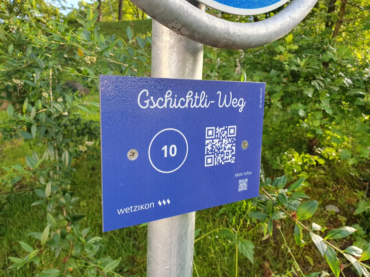 29667540-5 Hinter solch blauen Tafeln verstecken sich Geschichten für Kinder ab drei Jahren.