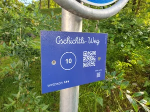 29667540-5 Hinter solch blauen Tafeln verstecken sich Geschichten für Kinder ab drei Jahren.