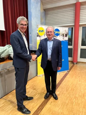 31508016-2 Hanspeter Hugentobler (rechts) gibt nach sieben Jahren das Präsidium der EVP ab. Sein Nachfolger ist Donato Sconamiglio.