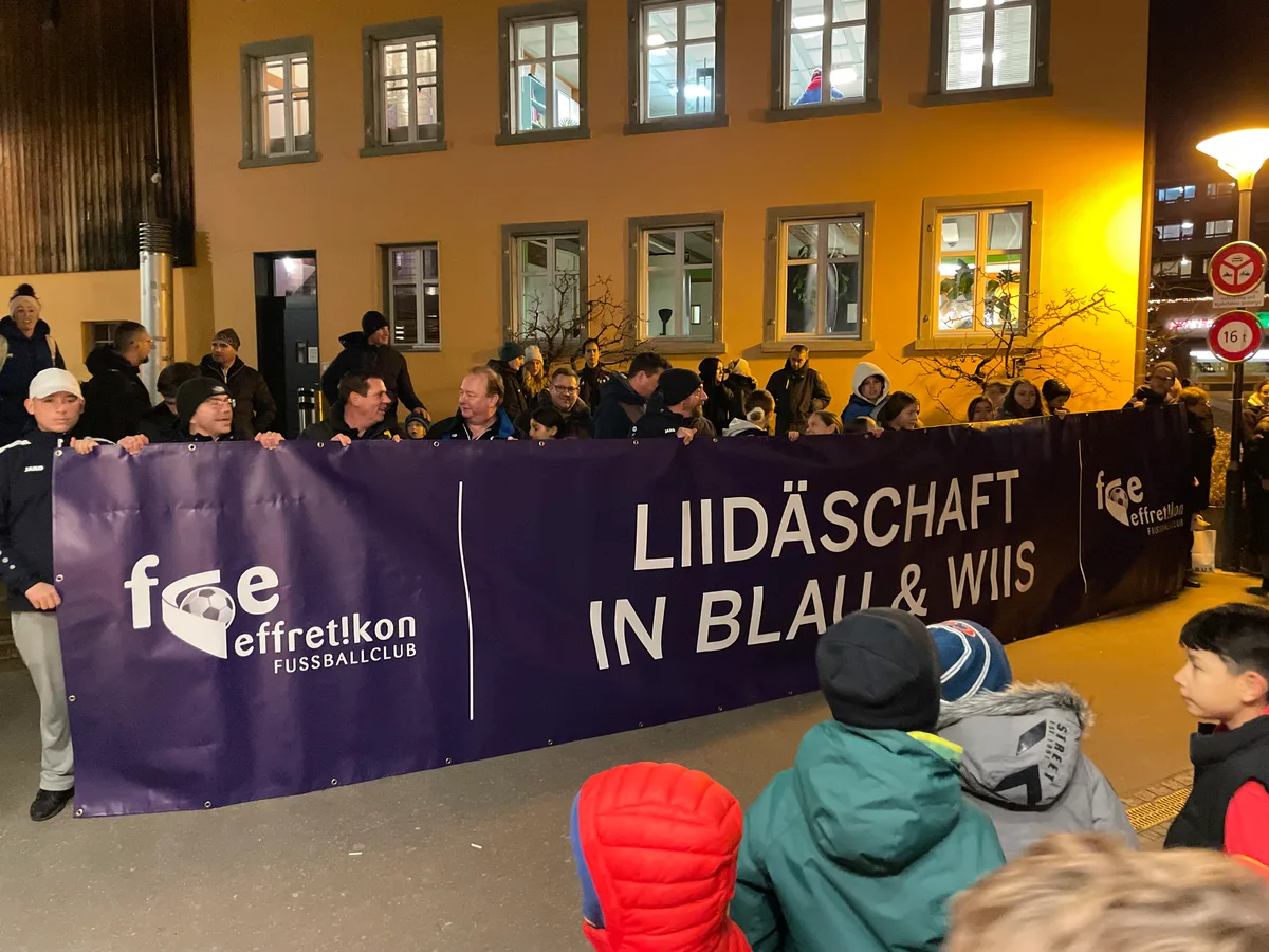 120 Fussballerinnen und Fussballer empfingen das Parlament mit Beifall und Jubel. 120 Fussballerinnen und Fussballer empfingen das Parlament mit Beifall und Jubel.