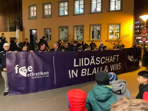 120 Fussballerinnen und Fussballer empfingen das Parlament mit Beifall und Jubel. 120 Fussballerinnen und Fussballer empfingen das Parlament mit Beifall und Jubel.