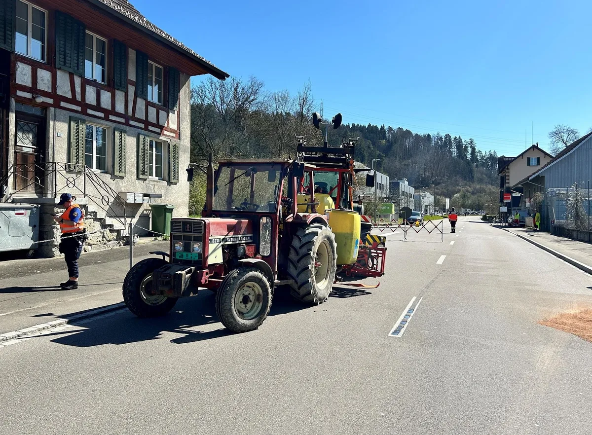 Ein Tank mit Pflanzenschutzmittel auf dem Traktor geriet in Schieflage.