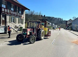 Ein Tank mit Pflanzenschutzmittel auf dem Traktor geriet in Schieflage. Ein Tank mit Pflanzenschutzmittel auf dem Traktor geriet in Schieflage.