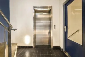 25197602-6 Vor einem Lift in einem Wohnhaus in der Region gerieten zwei Frauen heftig aneinander.
