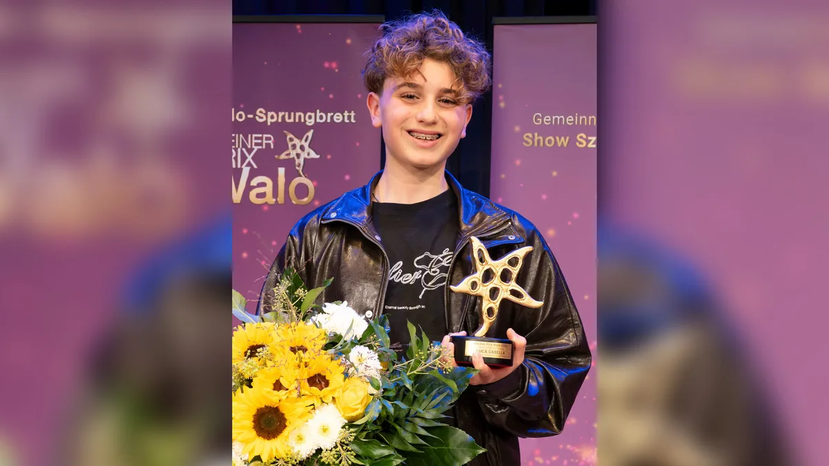 Luca Casella freut sich über seinen Preis. Später zeigt er ihn auf Instagram stolz seinen Followern.