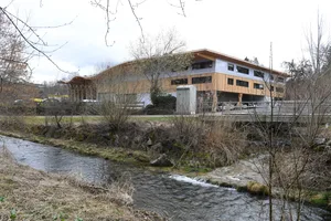 27730750-8 Der Velo- und Fussweg entlang der Kempt in Illnau wird künftig besser beleuchtet.