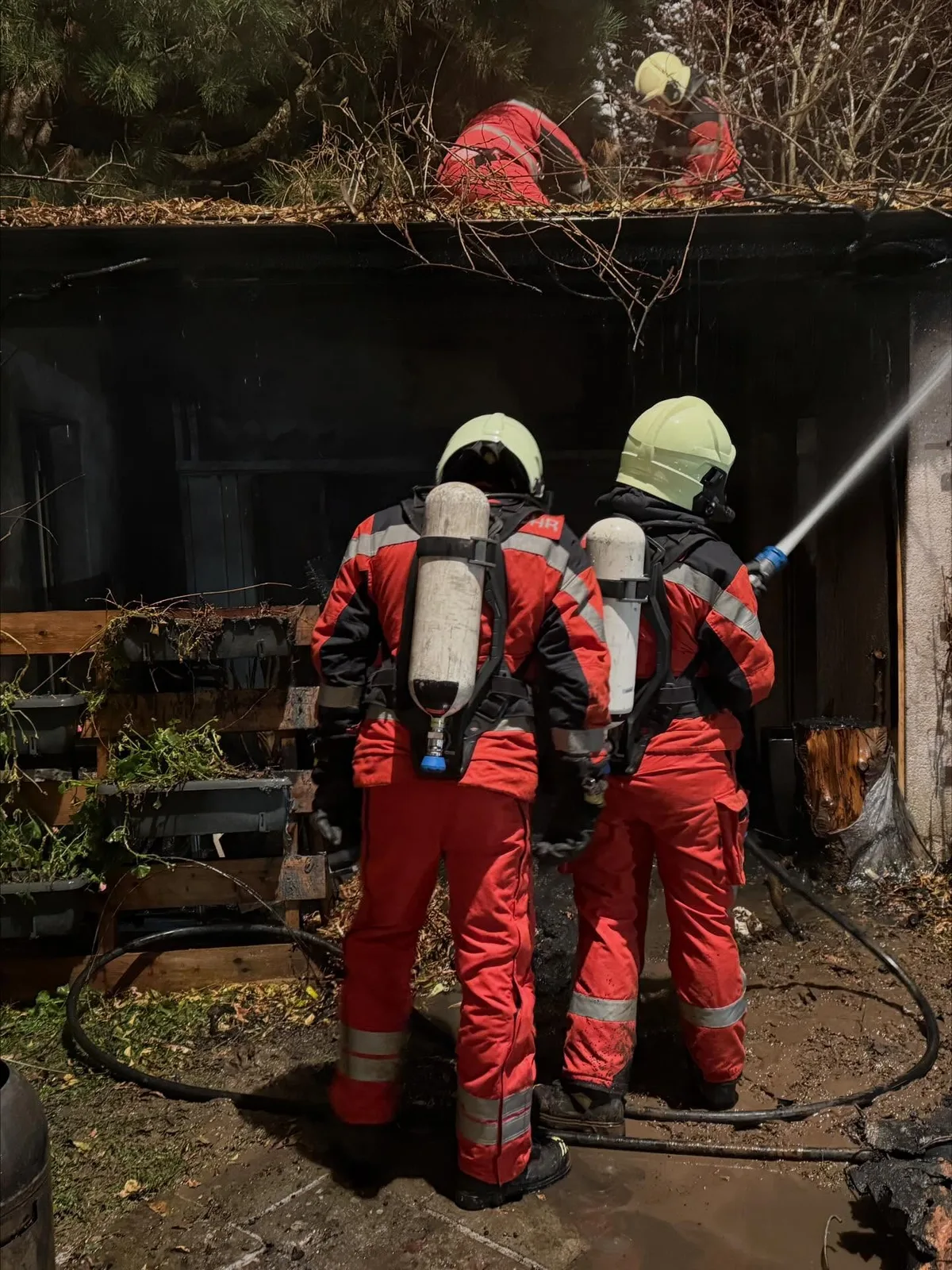 Am Samstag in der Früh musste die Feuerwehr zu einem Gartenhaus ausrücken. Am Samstag in der Früh musste die Feuerwehr zu einem Gartenhaus ausrücken.
