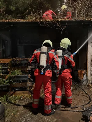 Am Samstag in der Früh musste die Feuerwehr zu einem Gartenhaus ausrücken. Am Samstag in der Früh musste die Feuerwehr zu einem Gartenhaus ausrücken.