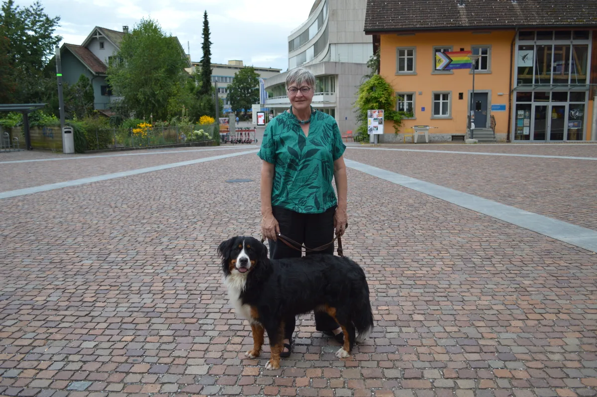 Rosmarie Quadranti (Die Mitte) mit ihrem Hund Niwa