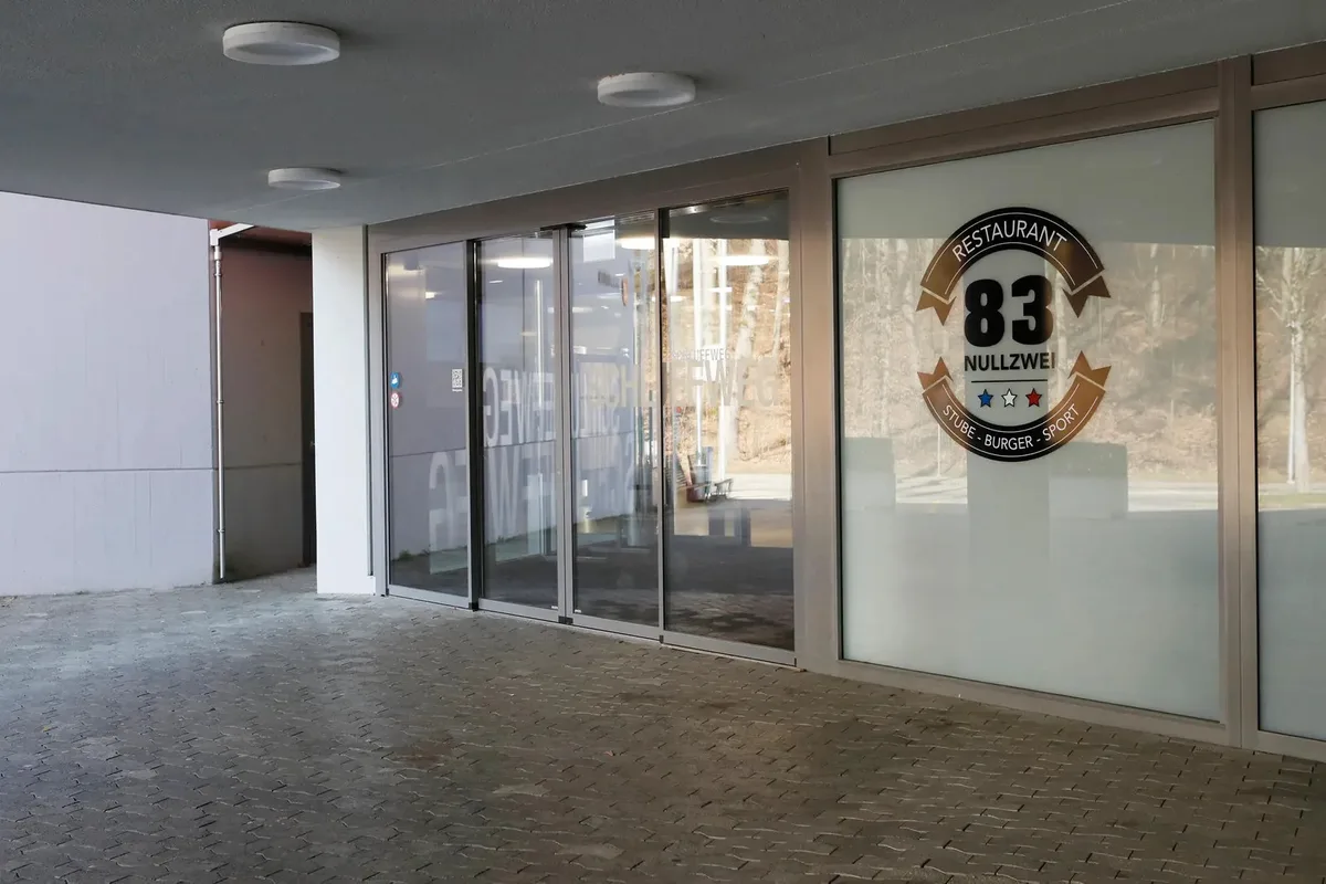 Im Restaurant 83 Nullzwei direkt neben dem Hallenbadeingang im Konferenzzentrum der Stadt Kloten fand am Samstag eine Veranstaltung der Jungen Tag mit AfD-Protagonisten statt.