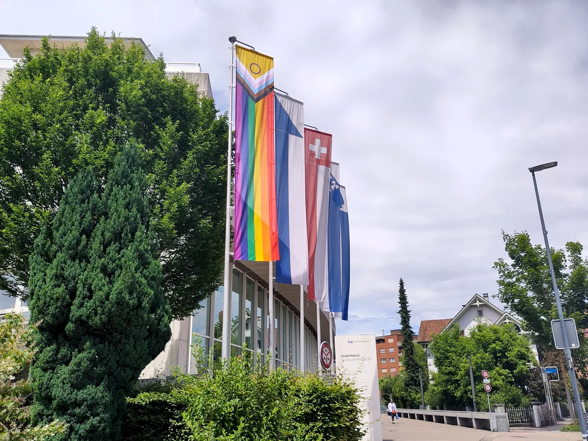 Während des Pride Festivals in Zürich ziert die sogenannte Progress-Pride-Fahne das Stadthaus in Illnau-Effretikon. Während des Pride Festivals in Zürich ziert die sogenannte Progress-Pride-Fahne das Stadthaus in Illnau-Effretikon.
