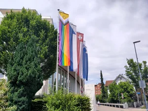 Während des Pride Festivals in Zürich ziert die sogenannte Progress-Pride-Fahne das Stadthaus in Illnau-Effretikon. Während des Pride Festivals in Zürich ziert die sogenannte Progress-Pride-Fahne das Stadthaus in Illnau-Effretikon.