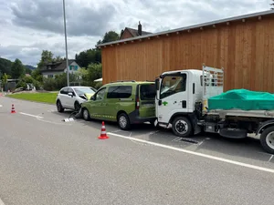 24783744-7 Drei Autos waren in den Unfall in Saland involviert.