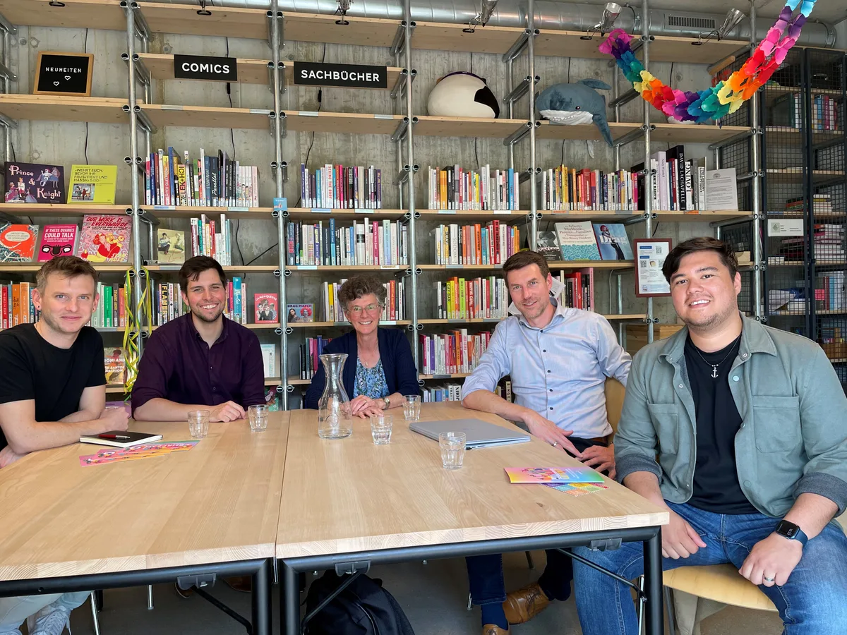 Von links: Roman Heggli und Samson Rentsch von Pink Cross, Schulleiterin Ursula Schnyder, Leiter Bildung Matthias Weckemann und Lehrer Christopher Thöny beim Gespräch im Regenbogenhaus. Von links: Roman Heggli und Samson Rentsch von Pink Cross, Schulleiterin Ursula Schnyder, Leiter Bildung Matthias Weckemann und Lehrer Christopher Thöny beim Gespräch im Regenbogenhaus.
