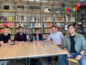 Von links: Roman Heggli und Samson Rentsch von Pink Cross, Schulleiterin Ursula Schnyder, Leiter Bildung Matthias Weckemann und Lehrer Christopher Thöny beim Gespräch im Regenbogenhaus. Von links: Roman Heggli und Samson Rentsch von Pink Cross, Schulleiterin Ursula Schnyder, Leiter Bildung Matthias Weckemann und Lehrer Christopher Thöny beim Gespräch im Regenbogenhaus.