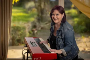 Die Sängerin Eva Pearlman begleitet sich auch selbst am Piano. Die Sängerin Eva Pearlman begleitet sich auch selbst am Piano.