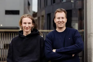 20603384-6 Stolz posieren die Brüder Geisser (Benjamin links und David rechts) vor ihrem neuen Restaurant Soleil d’Or in St. Gallen.