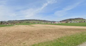 29455627-8 Blick auf das Feld, wo am 17. März eine Sprengung stattfinden wird.
