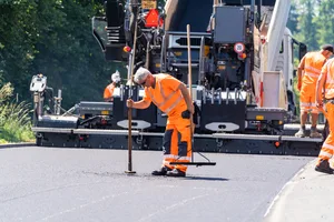 26814380-3 Am 8. August beginnt auf der Kantonsstrasse zwischen Bietenholz und Kindhausen der Einbau des neuen Deckbelags.