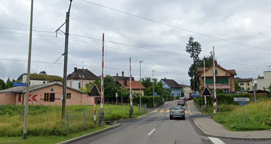 Der Bahnuebergang in Pfaeffikon
