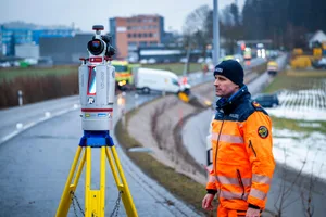 28770188-1 Im Hintergrund ist gut zu erkennen, wie viel tiefergelegt der Veloweg liegt.