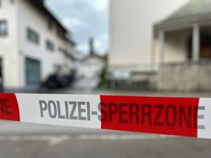 Die Kantonspolizei rückte mit einem Grossaufgebot zur reformierten Kirche Wald aus. Die Kantonspolizei rückte mit einem Grossaufgebot zur reformierten Kirche Wald aus.