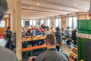 In der Gaststube wurde die Bestuhlung etwas zusammengerückt um auch noch den einen oder anderen Festbank zu platzieren. In der Gaststube wurde die Bestuhlung etwas zusammengerückt um auch noch den einen oder anderen Festbank zu platzieren.