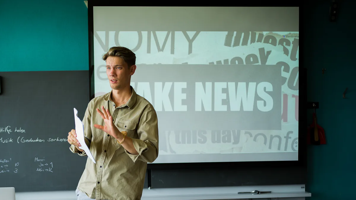 27830960-3 Jan Lönig aus Uster ist Influencer und Moderator. In einem eigens kreeirten Workshop möchte er Jugendliche auf die Gefahren von Social-Media-Sucht aufmerksam machen.