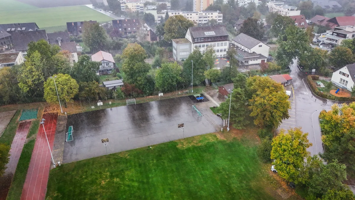 Der Hartplatz bei der Schulanlage Rietwis ist in die Jahre gekommen und muss deshalb saniert werden.