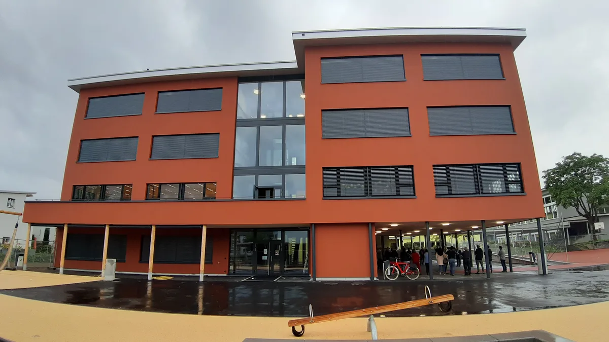 Eröffnung Erweiterungsbau Neubau Schulhaus Högler Primarschule geladene Gäste Eröffnung Erweiterungsbau Neubau Schulhaus Högler Primarschule geladene Gäste