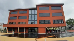Eröffnung Erweiterungsbau Neubau Schulhaus Högler Primarschule geladene Gäste Eröffnung Erweiterungsbau Neubau Schulhaus Högler Primarschule geladene Gäste