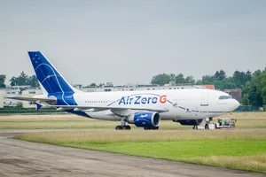 Der Airbus 310 des Betreibers Novespace auf der Piste des Militärflugplatzes Dübendorf. Die Maschine wird für Experimente in der Schwerelosigkeit eingesetzt. Der Airbus 310 des Betreibers Novespace auf der Piste des Militärflugplatzes Dübendorf. Die Maschine wird für Experimente in der Schwerelosigkeit eingesetzt.
