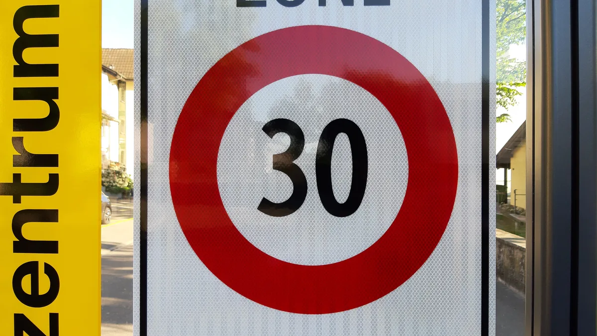10628238-5 Tempo 30 Zentrum Dübendorf Verkehr
Achtung: Nummernschilder abdecken