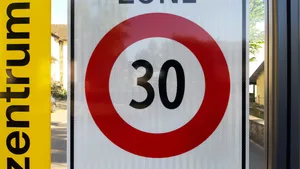 10628238-5 Tempo 30 Zentrum Dübendorf Verkehr
Achtung: Nummernschilder abdecken