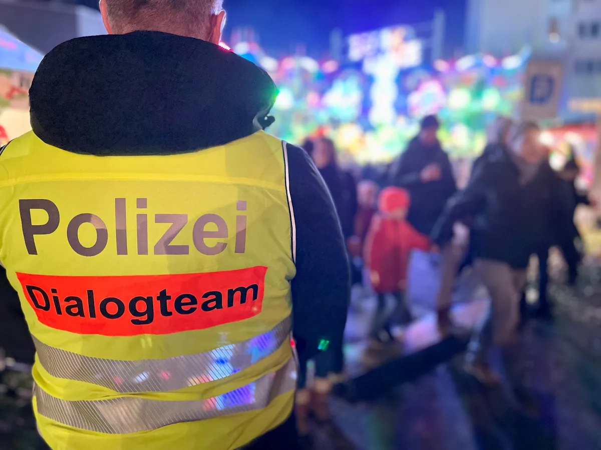 23467172-1 Zum ersten Mal kommen am Uster Märt 2022 Dialogteams der Stadtpolizei zum Einsatz.