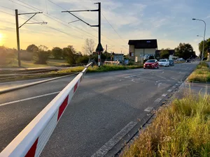 22138954-1 Mit dem geplanten Ausbau der SBB wird die Wartezeit vor den Bahnschranken noch länger als jetzt schon.