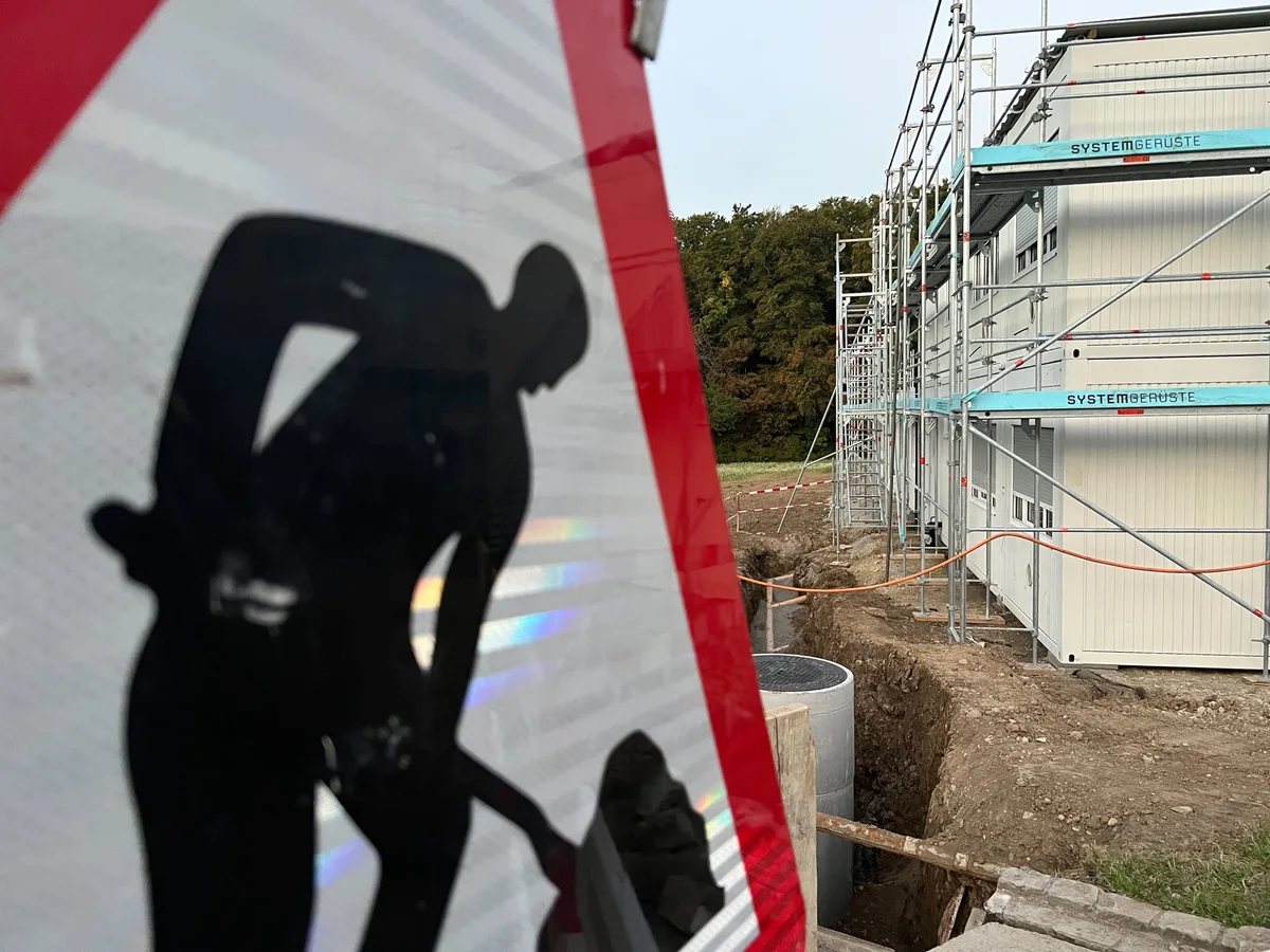 Diese Bilder wurden am 2. Oktober 2023 abends gemacht. Die Gemeinde Maur setzt bei den Unterkünften für Asylsuchende auf diesen gebrauchten Container. Der Standort ist bei der Industrie Ebmatingen. Diese Bilder wurden am 2. Oktober 2023 abends gemacht. Die Gemeinde Maur setzt bei den Unterkünften für Asylsuchende auf diesen gebrauchten Container. Der Standort ist bei der Industrie Ebmatingen.