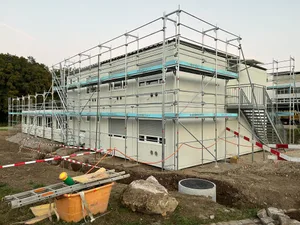 22449638-1 Diese Bilder wurden am 2. Oktober 2023 abends gemacht. Die Gemeinde Maur setzt bei den Unterkünften für Asylsuchende auf diesen gebrauchten Container. Der Standort ist bei der Industrie Ebmatingen.
