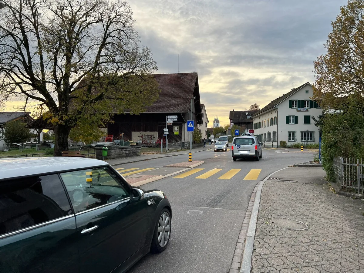 23588327-4 Der Kanton plant im Maurmer Dorfzentrum eine 30er-Strecke, auf der Fällanden-, der Zürich- und der Rellikonstrasse.