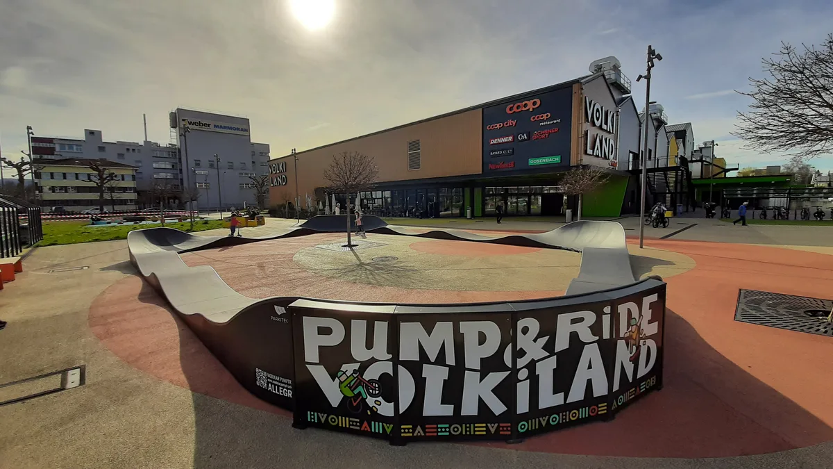23771407-3 Der Pumptrack vor dem Einkaufscenter Volkiland steht schon seit Mitte März 2024.