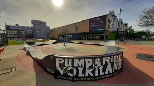23771407-3 Der Pumptrack vor dem Einkaufscenter Volkiland steht schon seit Mitte März 2024.