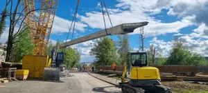 Schweres Material, grosses Gerät: In Niederuster muss ein Spezialkran am 6. Juni die Brückenplatte einsetzen. Schweres Material, grosses Gerät: In Niederuster muss ein Spezialkran am 6. Juni die Brückenplatte einsetzen.
