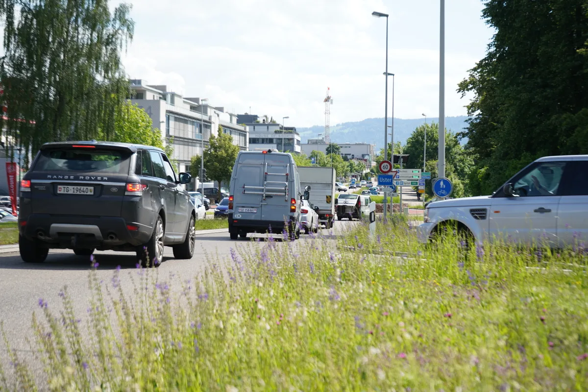 Die Autobahnausfahrt führt zu einem Kreisel.