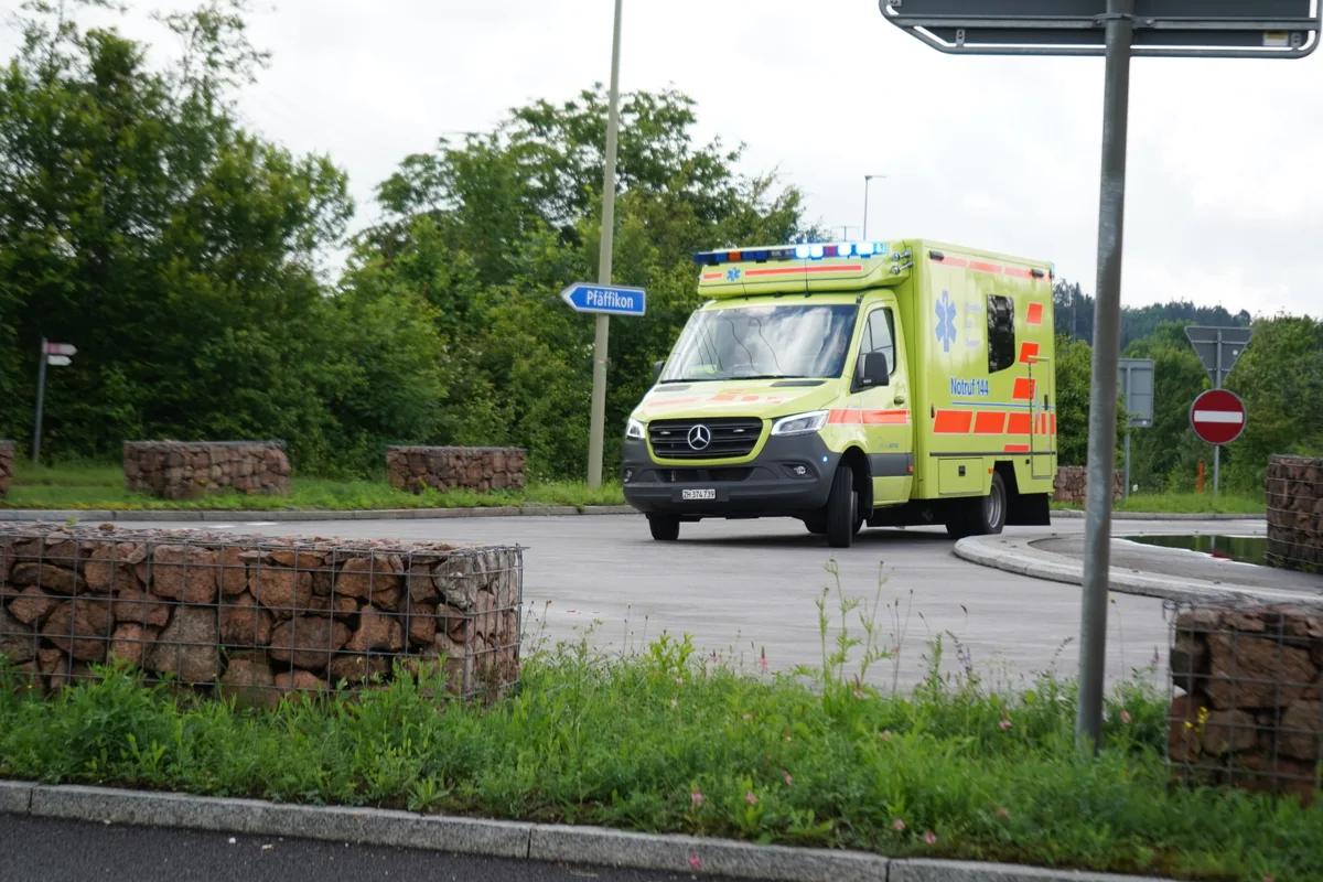 Die Krankenwagen in Uster müssen regelmässig durch Staus durchfahren.