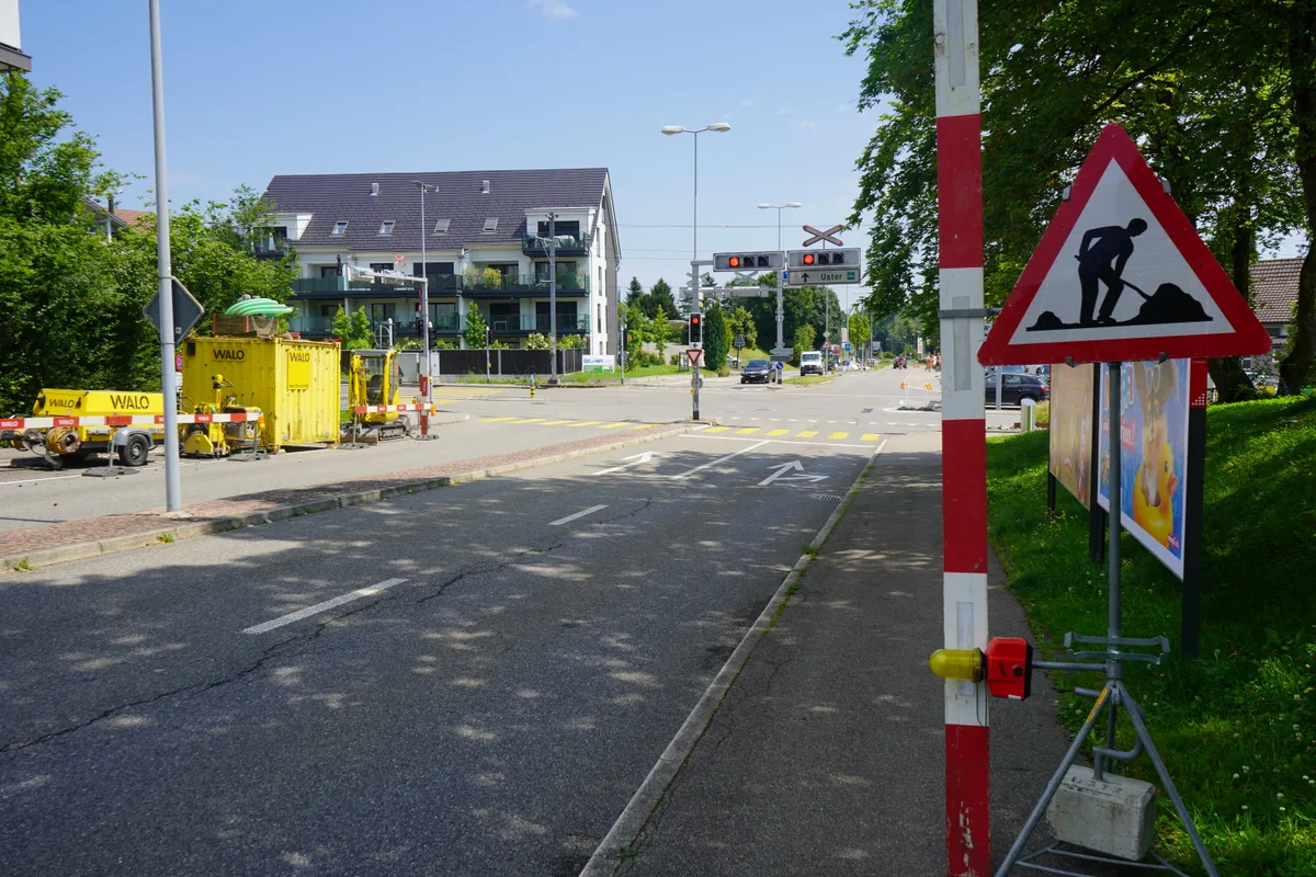 Auf der Kreuzung zwischen der Rällikerstrasse und der Forchstrasse beginnen am Montag Bauarbeiten.