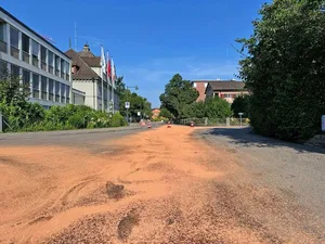 Das Öl wurde mittels Ölbinder gebunden und die Strassen anschliessend gereinigt. Das Öl wurde mittels Ölbinder gebunden und die Strassen anschliessend gereinigt.
