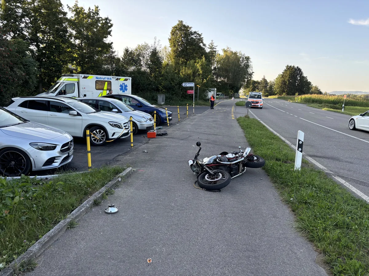 29772087-1 Der Motorradfahrer erlitt bei der Kollision mittelschwere Verletzungen und wurde ins Krankenhaus gebracht.